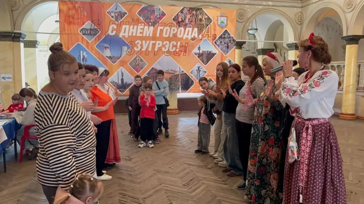 В фойе Зугрэсского городского Дворца культуры, сегодня, в честь Дня города состоялся большой народный хоровод В фойе Зугрэсского городского Дворца культуры, сегодня, в честь Дня города состоялся большой народный хоровод