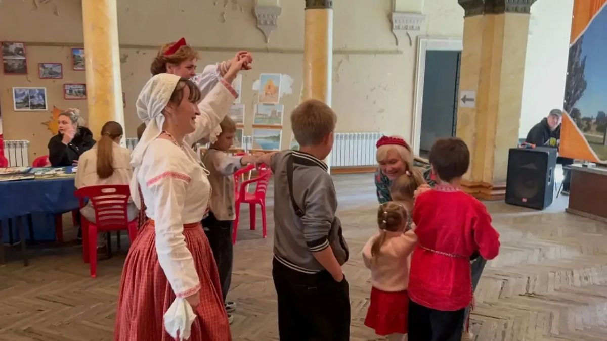 В фойе Зугрэсского городского Дворца культуры, сегодня, в честь Дня города состоялся большой народный хоровод В фойе Зугрэсского городского Дворца культуры, сегодня, в честь Дня города состоялся большой народный хоровод