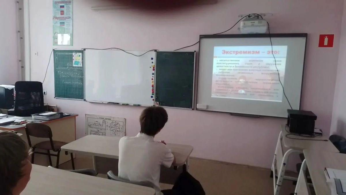 Безопасность начинается с сознательности: в Мангушской школе №1 прошла беседа о профилактике экстремизма Безопасность начинается с сознательности: в Мангушской школе №1 прошла беседа о профилактике экстремизма