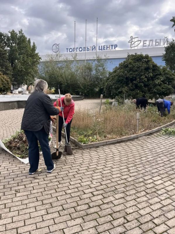 Чистота и порядок: в Ворошиловском районе прошел масштабный субботник Чистота и порядок: в Ворошиловском районе прошел масштабный субботник