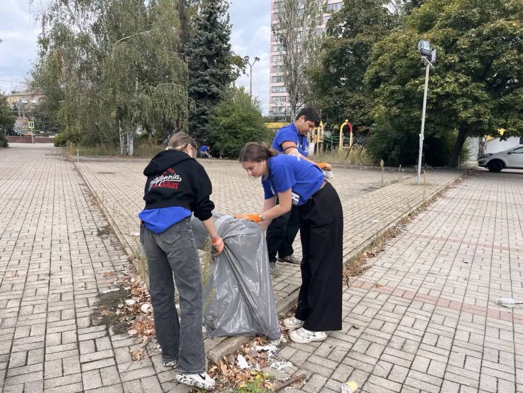 Чистота и порядок: в Ворошиловском районе прошел масштабный субботник Чистота и порядок: в Ворошиловском районе прошел масштабный субботник