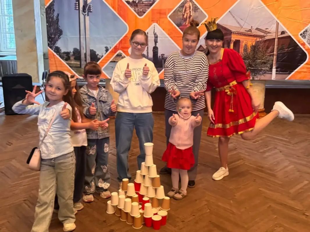 Сегодня, в Зугрэсском Дворце культуры, в честь Дня города для ребят прошла весёлая игровая программа Сегодня, в Зугрэсском Дворце культуры, в честь Дня города для ребят прошла весёлая игровая программа