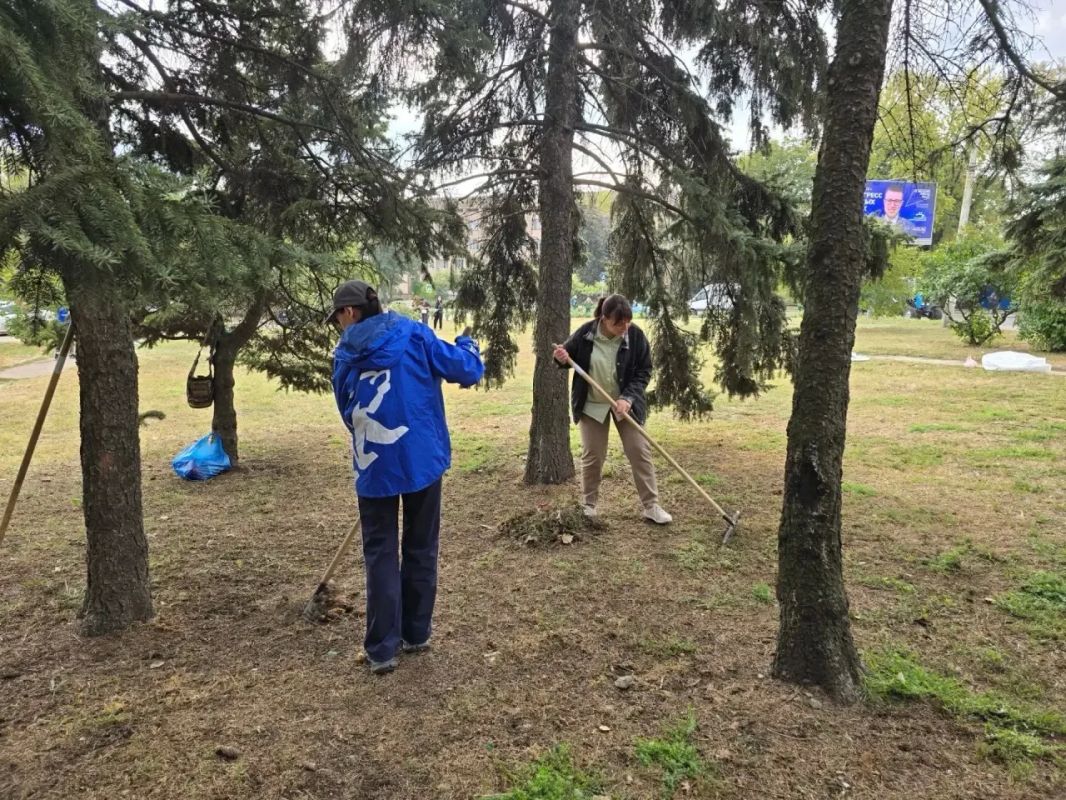 Субботник в Донецке!. Сотрудники Управы Ленинского внутригородского района Администрации городского округа Донецк, заместитель главы администрации городского округа Донецк Светлана Везденко, представители ТОС № 2 совместно с... Субботник в Донецке!. Сотрудники Управы Ленинского внутригородского района Администрации городского округа Донецк, заместитель главы администрации городского округа Донецк Светлана Везденко, представители ТОС № 2 совместно с...