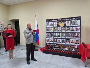 Евгений Поплавский: Сегодня в Троицко-Харцызске, в клубе «Шахтёр», прошла церемония открытия памятного знака жителям поселка, погибшим во время выполнения воинского долга в ходе СВО