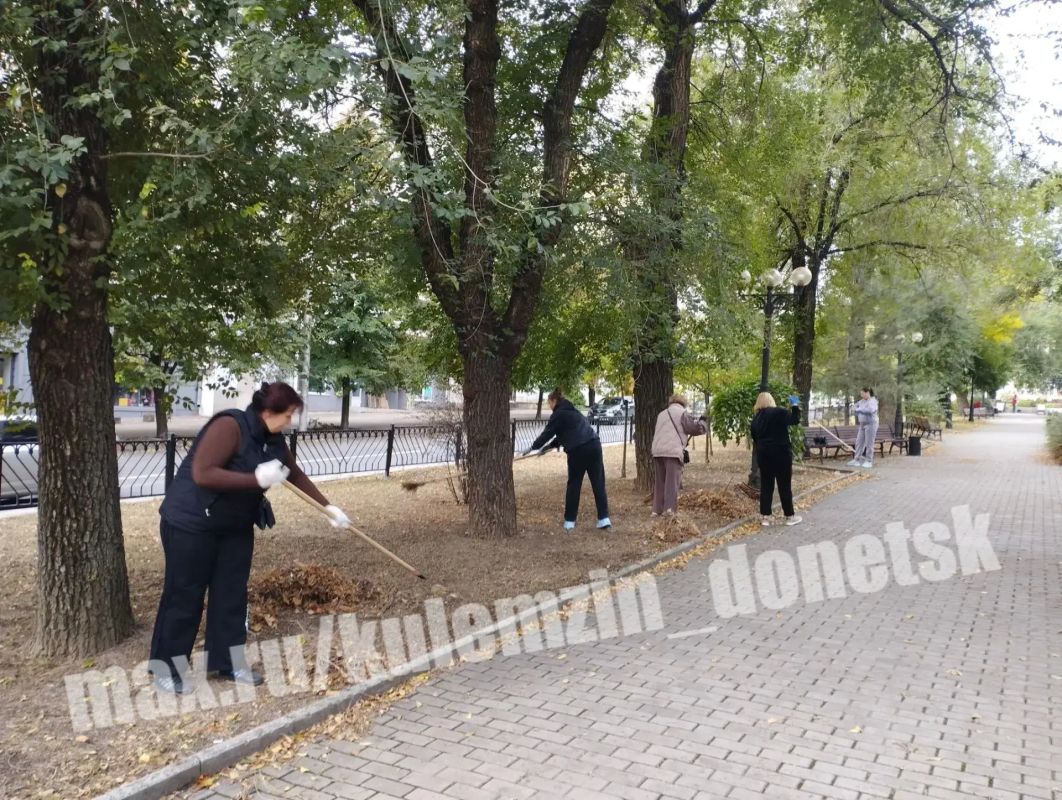 Активное участие в субботнике приняли и сотрудники администрации городского округа Донецк Активное участие в субботнике приняли и сотрудники администрации городского округа Донецк