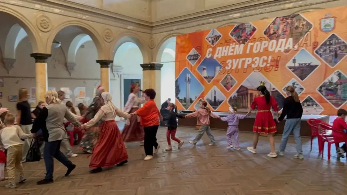 В фойе Зугрэсского городского Дворца культуры, сегодня, в честь Дня города состоялся большой народный хоровод В фойе Зугрэсского городского Дворца культуры, сегодня, в честь Дня города состоялся большой народный хоровод