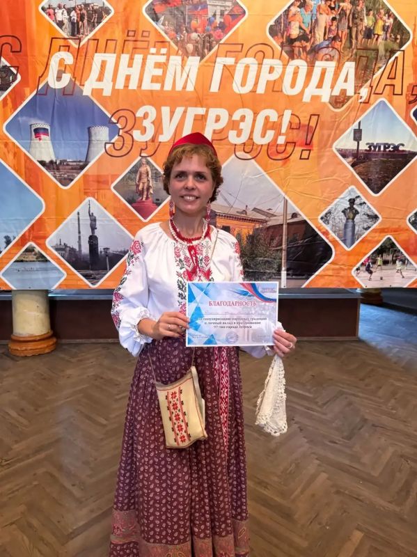 В фойе Зугрэсского городского Дворца культуры, сегодня, в честь Дня города состоялся большой народный хоровод В фойе Зугрэсского городского Дворца культуры, сегодня, в честь Дня города состоялся большой народный хоровод