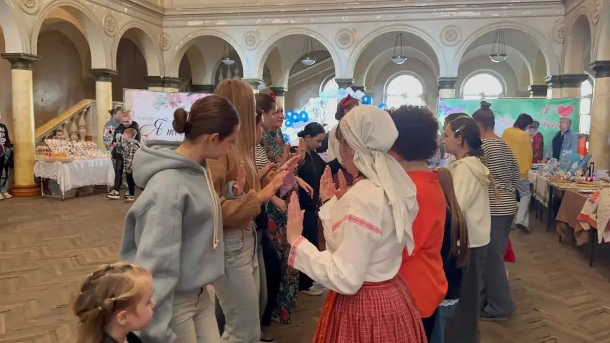 В фойе Зугрэсского городского Дворца культуры, сегодня, в честь Дня города состоялся большой народный хоровод В фойе Зугрэсского городского Дворца культуры, сегодня, в честь Дня города состоялся большой народный хоровод