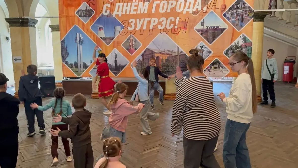 Сегодня, в Зугрэсском Дворце культуры, в честь Дня города для ребят прошла весёлая игровая программа Сегодня, в Зугрэсском Дворце культуры, в честь Дня города для ребят прошла весёлая игровая программа