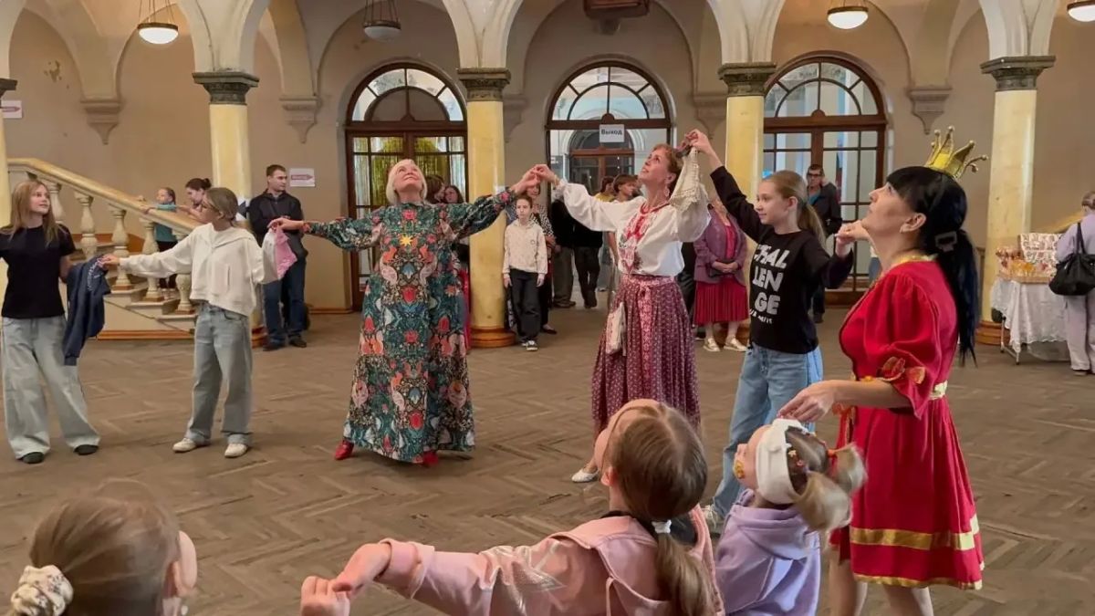 В фойе Зугрэсского городского Дворца культуры, сегодня, в честь Дня города состоялся большой народный хоровод В фойе Зугрэсского городского Дворца культуры, сегодня, в честь Дня города состоялся большой народный хоровод