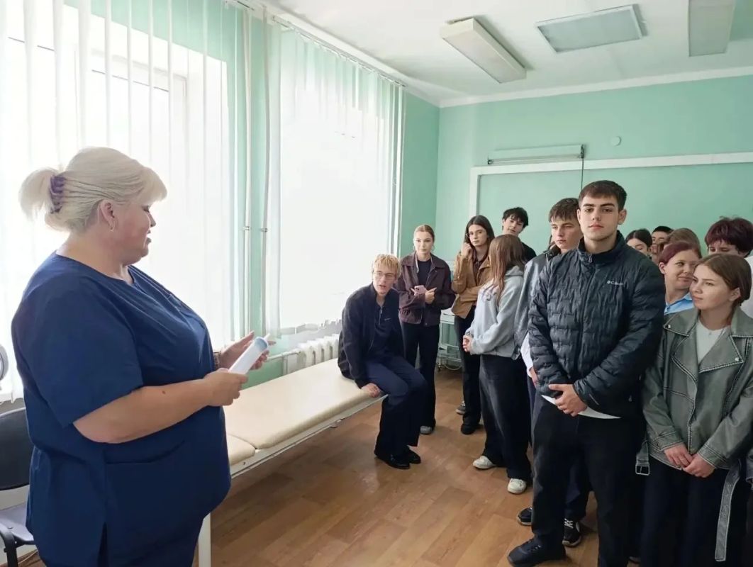 Путешествие в мир медицины: 27 школьников побывали на профтуре в Мангушской больнице Путешествие в мир медицины: 27 школьников побывали на профтуре в Мангушской больнице