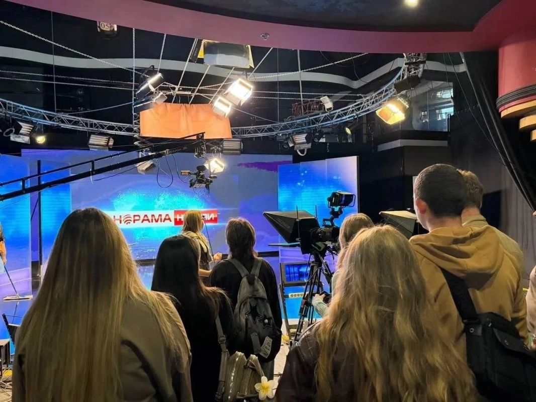 Активисты медиацентра «ДонНУЭТ ТВ» побывали с экскурсией на Первом Республиканском телеканале! Активисты медиацентра «ДонНУЭТ ТВ» побывали с экскурсией на Первом Республиканском телеканале!