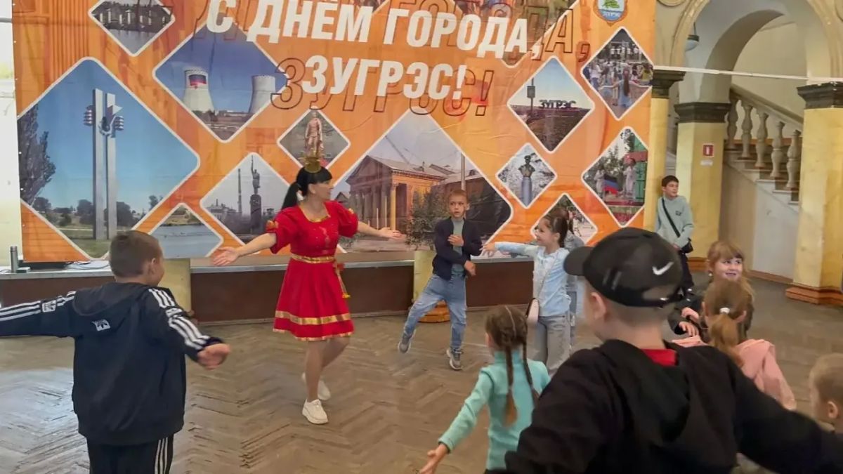 Сегодня, в Зугрэсском Дворце культуры, в честь Дня города для ребят прошла весёлая игровая программа Сегодня, в Зугрэсском Дворце культуры, в честь Дня города для ребят прошла весёлая игровая программа