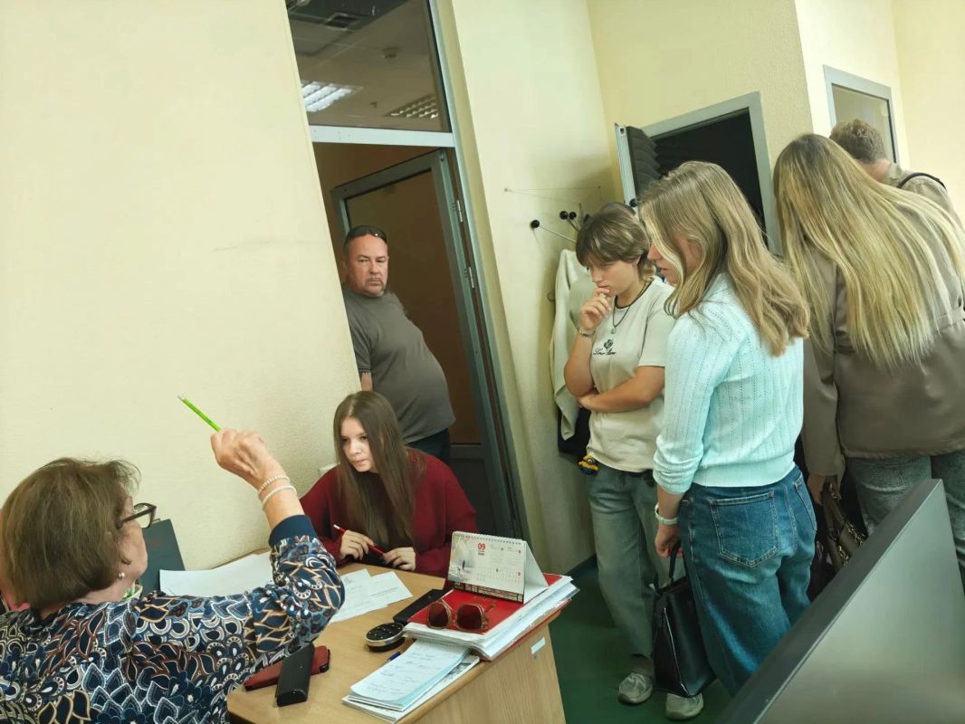 Активисты медиацентра «ДонНУЭТ ТВ» побывали с экскурсией на Первом Республиканском телеканале! Активисты медиацентра «ДонНУЭТ ТВ» побывали с экскурсией на Первом Республиканском телеканале!