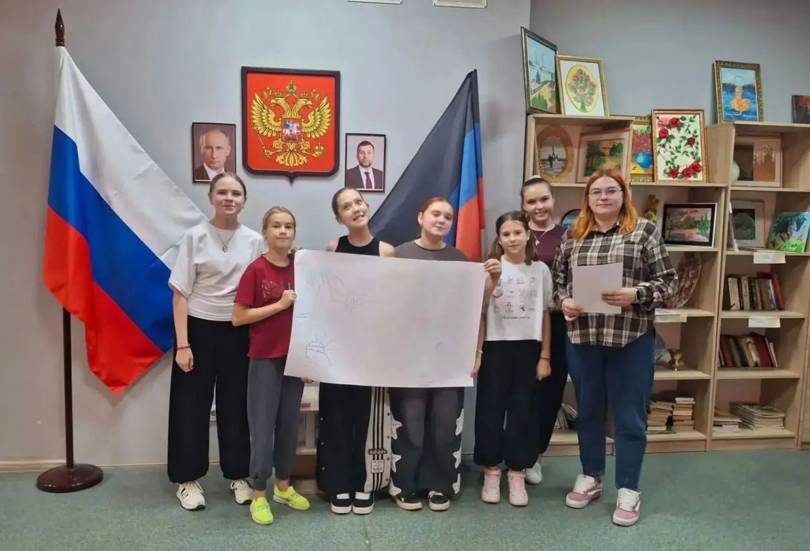 Сегодня в молодежном отделе Светлодарского городского Дворца культуры прошел круглый стол "Маленькие поступки, которые меняют мир" с элементами тренинга