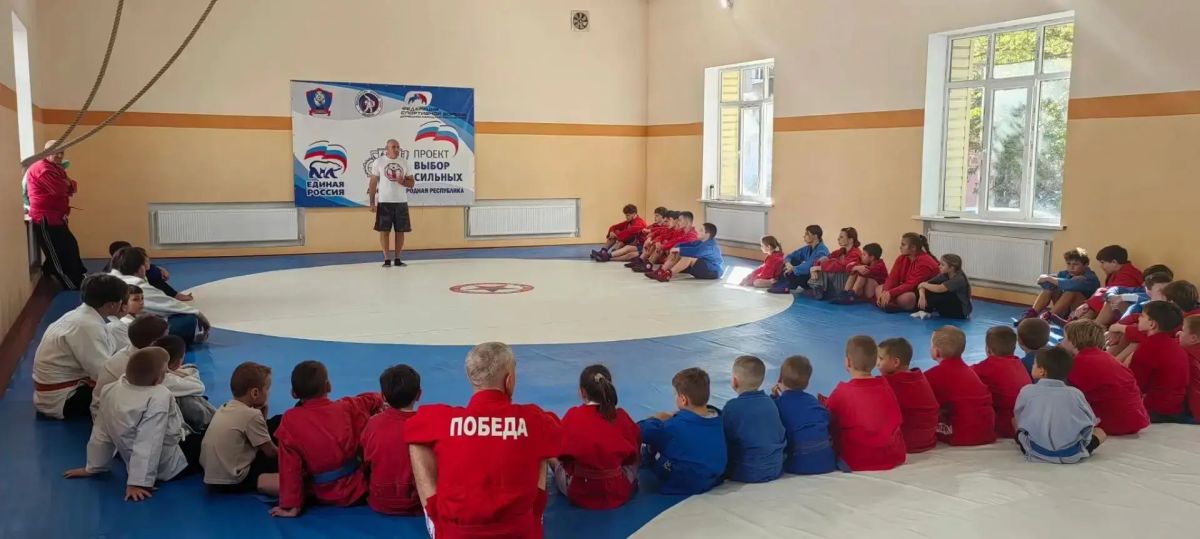 Алексей Олейник провел мастер-класс для юных спортсменов из Шахтерска Алексей Олейник провел мастер-класс для юных спортсменов из Шахтерска