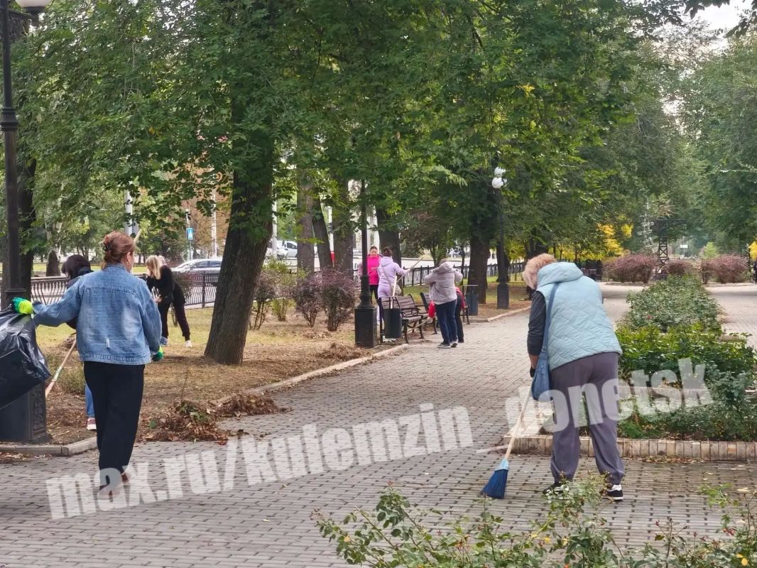 Активное участие в субботнике приняли и сотрудники администрации городского округа Донецк Активное участие в субботнике приняли и сотрудники администрации городского округа Донецк