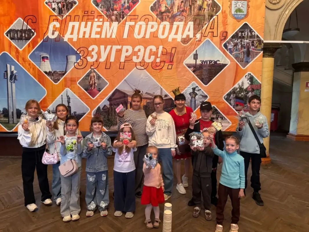 Сегодня, в Зугрэсском Дворце культуры, в честь Дня города для ребят прошла весёлая игровая программа