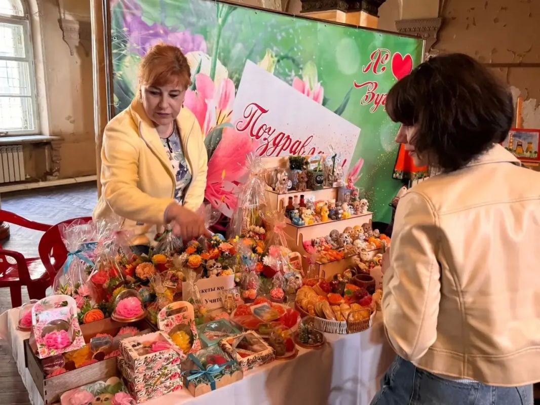 В Зугрэсском Дворце культуры прошла ярмарка рукодельников В Зугрэсском Дворце культуры прошла ярмарка рукодельников