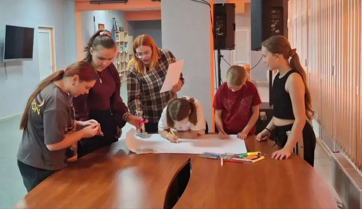 Сегодня в молодежном отделе Светлодарского городского Дворца культуры прошел круглый стол "Маленькие поступки, которые меняют мир" с элементами тренинга Сегодня в молодежном отделе Светлодарского городского Дворца культуры прошел круглый стол "Маленькие поступки, которые меняют мир" с элементами тренинга