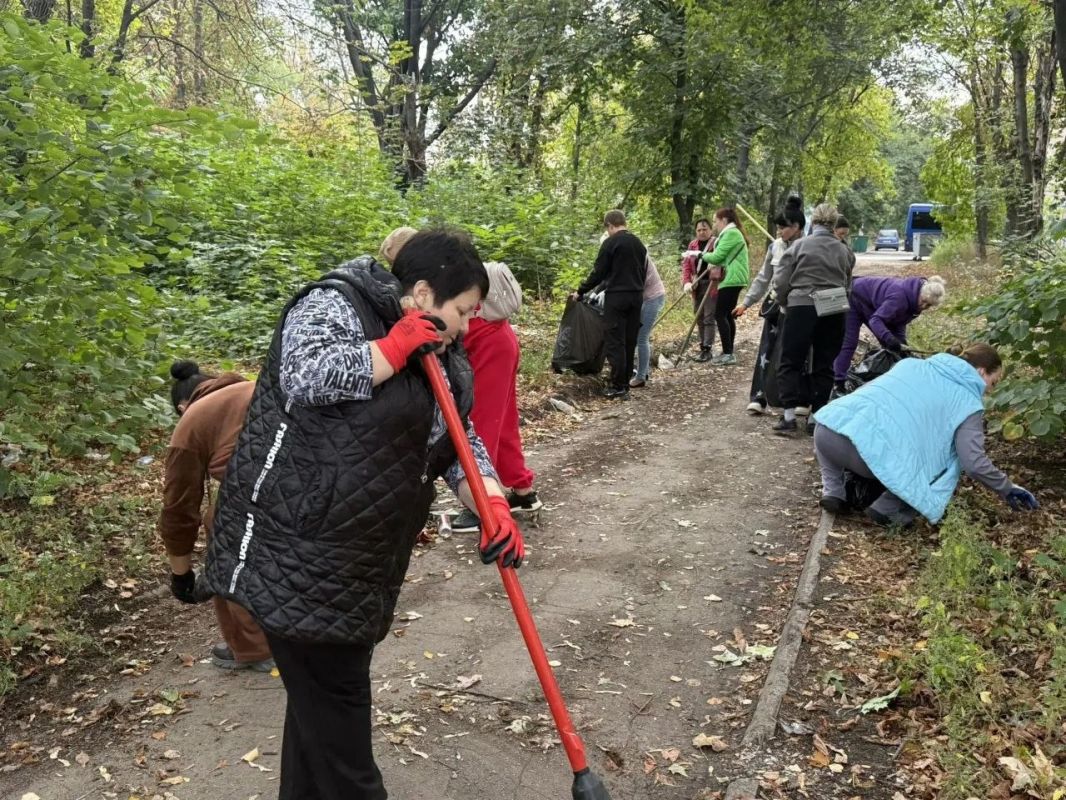 Сегодня, 26 сентября 2026 года, в рамках проектов "Донбасс Наш Дом" и "Городская Среда", реализуемых Единой Россией, в Кировском районе города Донецк был проведен субботник Сегодня, 26 сентября 2026 года, в рамках проектов "Донбасс Наш Дом" и "Городская Среда", реализуемых Единой Россией, в Кировском районе города Донецк был проведен субботник