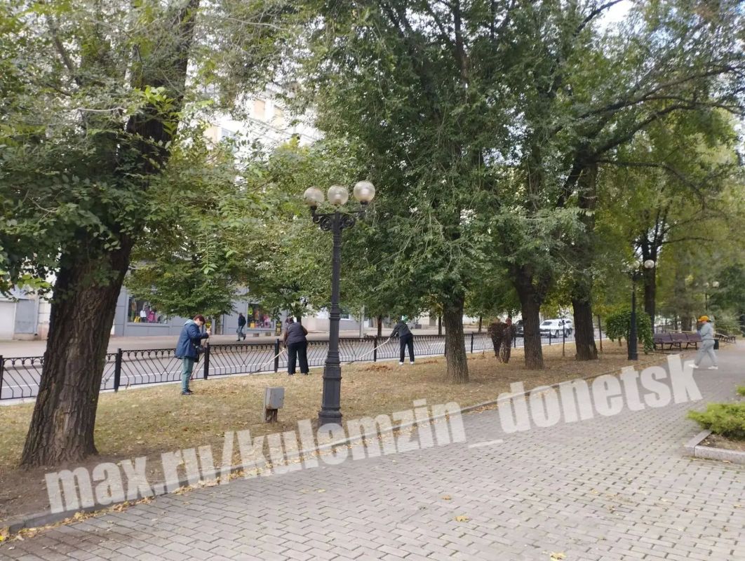 Активное участие в субботнике приняли и сотрудники администрации городского округа Донецк Активное участие в субботнике приняли и сотрудники администрации городского округа Донецк