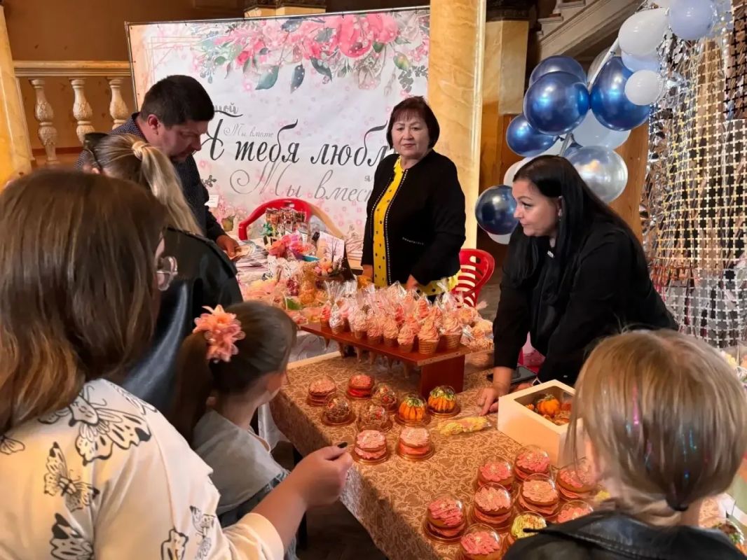В Зугрэсском Дворце культуры прошла ярмарка рукодельников В Зугрэсском Дворце культуры прошла ярмарка рукодельников