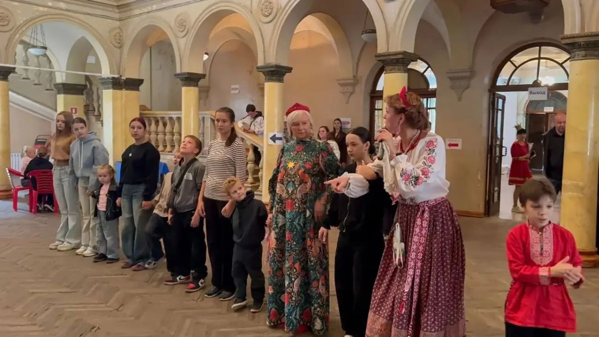 В фойе Зугрэсского городского Дворца культуры, сегодня, в честь Дня города состоялся большой народный хоровод В фойе Зугрэсского городского Дворца культуры, сегодня, в честь Дня города состоялся большой народный хоровод