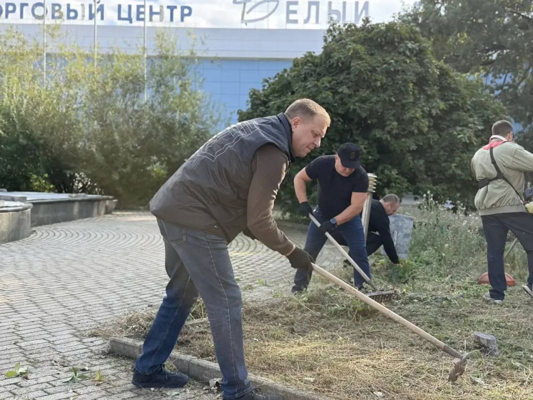 Чистота и порядок: в Ворошиловском районе прошел масштабный субботник Чистота и порядок: в Ворошиловском районе прошел масштабный субботник