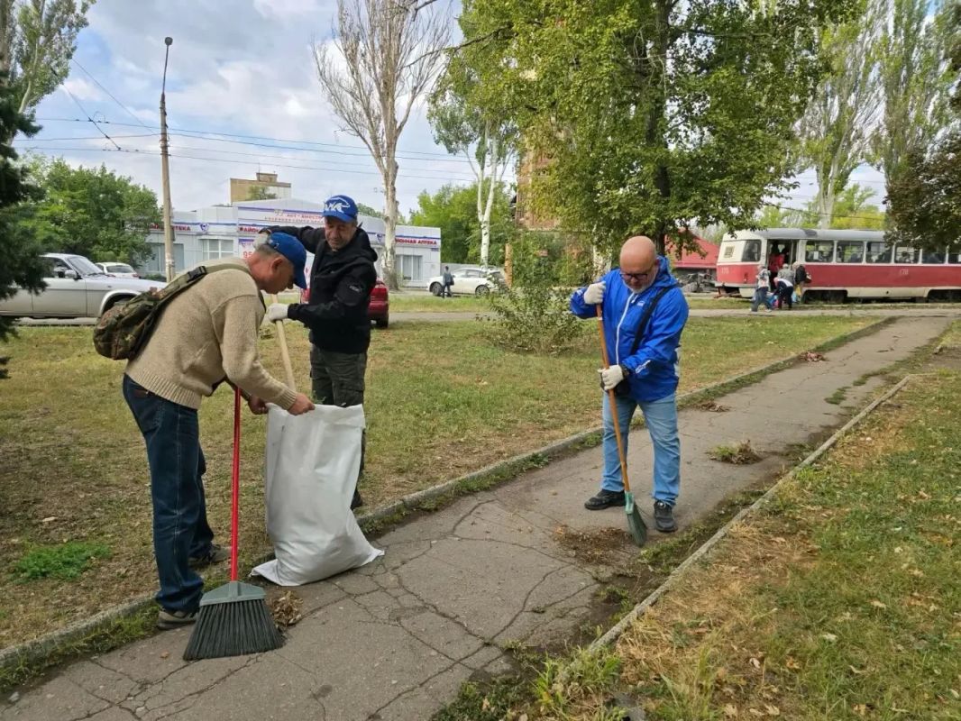 Субботник в Донецке!. Сотрудники Управы Ленинского внутригородского района Администрации городского округа Донецк, заместитель главы администрации городского округа Донецк Светлана Везденко, представители ТОС № 2 совместно с... Субботник в Донецке!. Сотрудники Управы Ленинского внутригородского района Администрации городского округа Донецк, заместитель главы администрации городского округа Донецк Светлана Везденко, представители ТОС № 2 совместно с...