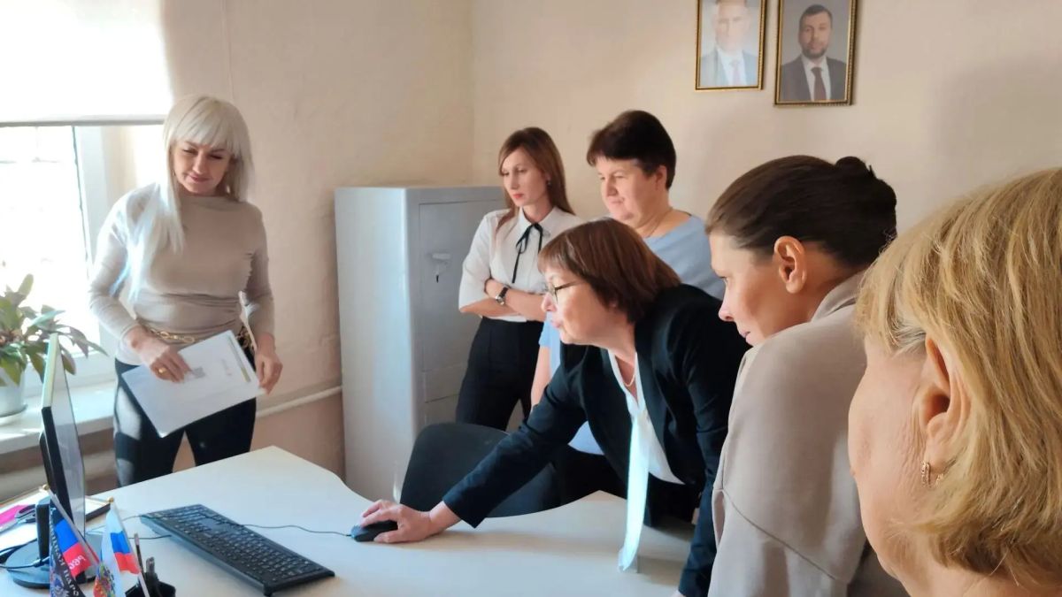 В селе Василевка Амвросиевского округа появилась единая точка получения финансовых и государственных услуг В селе Василевка Амвросиевского округа появилась единая точка получения финансовых и государственных услуг