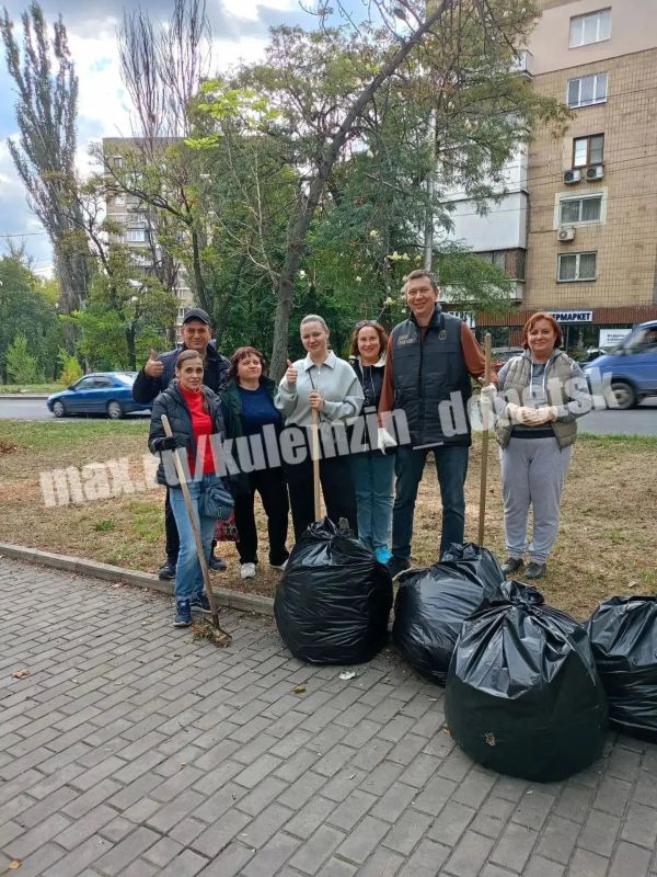 Активное участие в субботнике приняли и сотрудники администрации городского округа Донецк Активное участие в субботнике приняли и сотрудники администрации городского округа Донецк