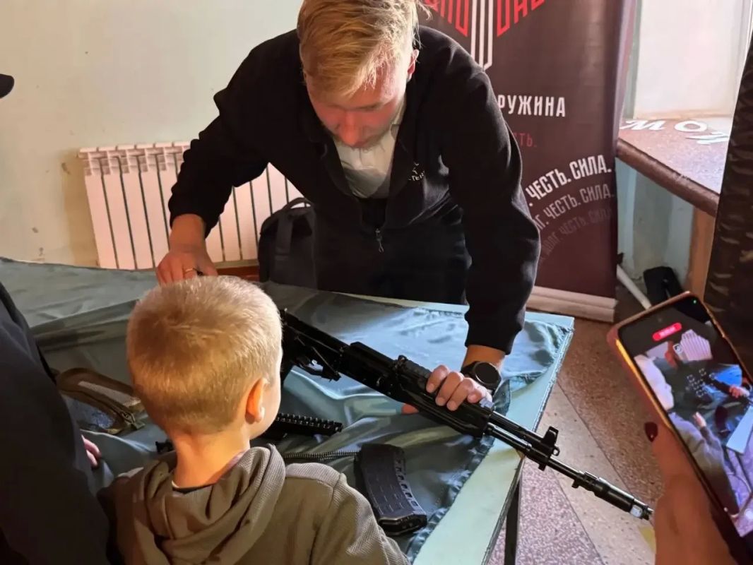 В Зугрэсском городском Дворце культуры, в честь празднования Дня города, при поддержке общественной организации "Народная Дружина", была организована интерактивная площадка В Зугрэсском городском Дворце культуры, в честь празднования Дня города, при поддержке общественной организации "Народная Дружина", была организована интерактивная площадка