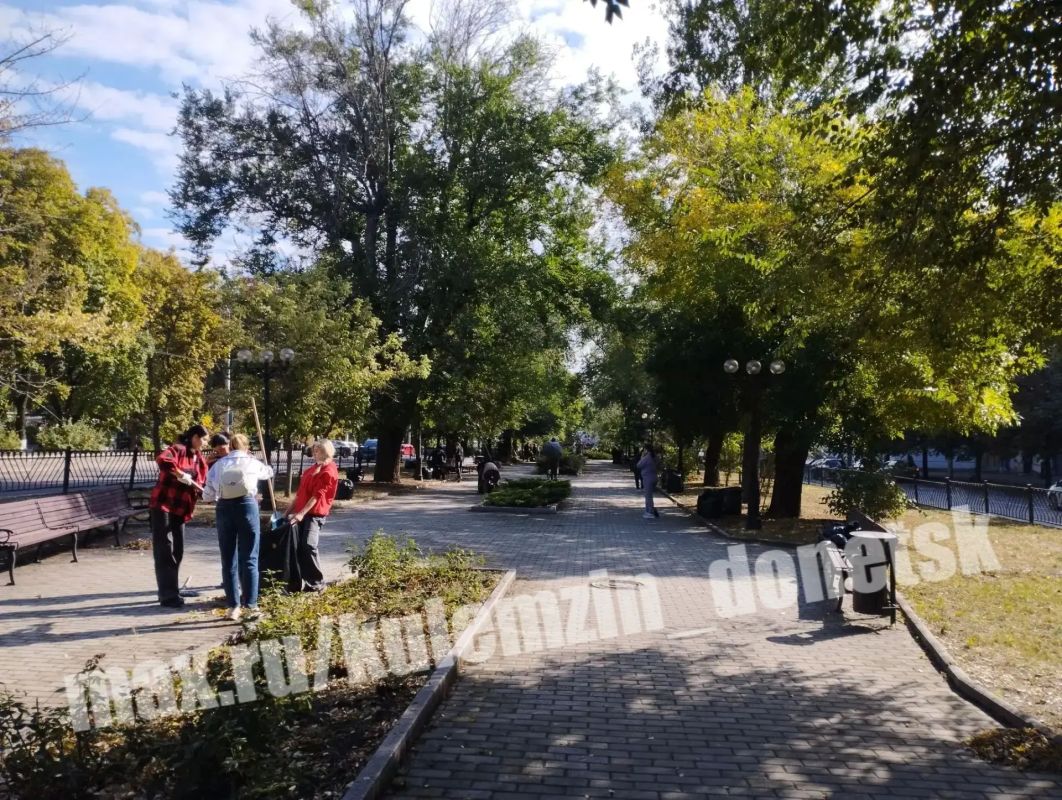 Активное участие в субботнике приняли и сотрудники администрации городского округа Донецк Активное участие в субботнике приняли и сотрудники администрации городского округа Донецк