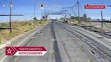 ВСУ оснастили технику защитой от БПЛА, но это не помогло: наши дроноводы обнаружили на дороге в районе Дружковки пикап и боевую бронированную машину со средствами РЭБ
