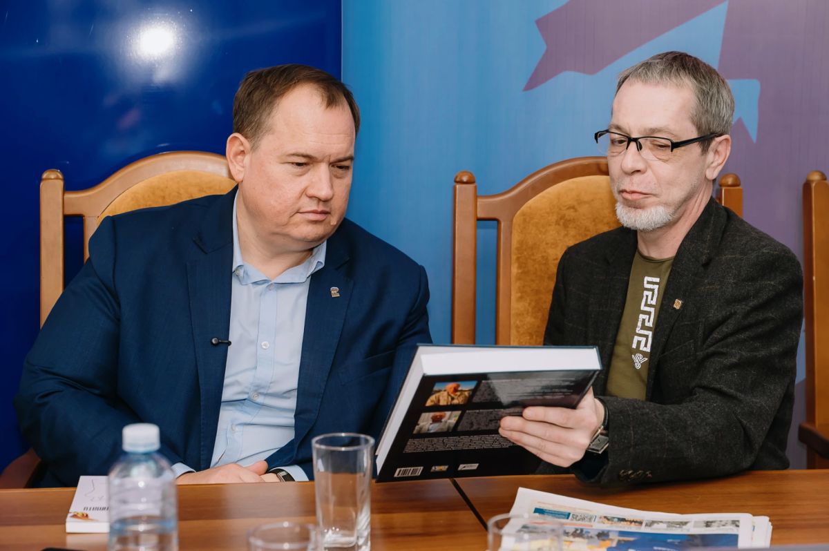 Главред «Литературной газеты» Максим Замшев: источник русской правды – здесь, в Донбассе Главред «Литературной газеты» Максим Замшев: источник русской правды – здесь, в Донбассе