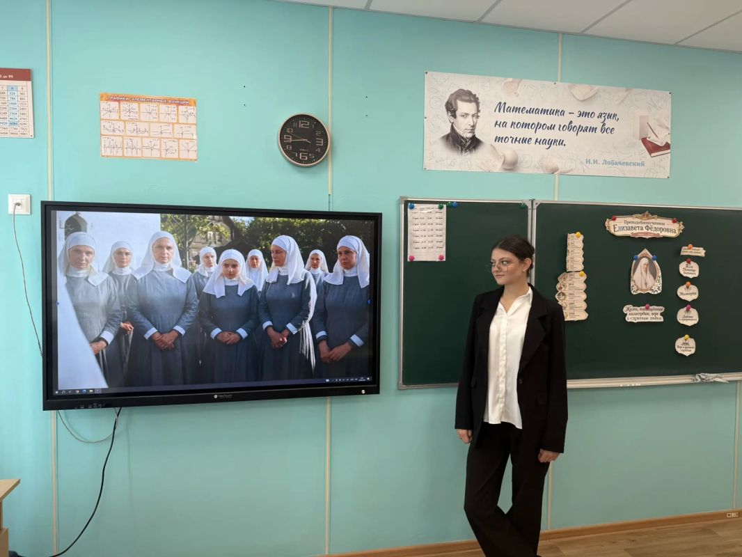 РАЗГОВОРЫ О ВАЖНОМ. Новая учебная неделя в нашей гимназии началась традиционно с линейки и почётного права выноса флага Российской Федерации и флага Донецкой Народной Республики юнармейцами ВПК «Юные патриоты Донбасса» ГБОУ... РАЗГОВОРЫ О ВАЖНОМ. Новая учебная неделя в нашей гимназии началась традиционно с линейки и почётного права выноса флага Российской Федерации и флага Донецкой Народной Республики юнармейцами ВПК «Юные патриоты Донбасса» ГБОУ...