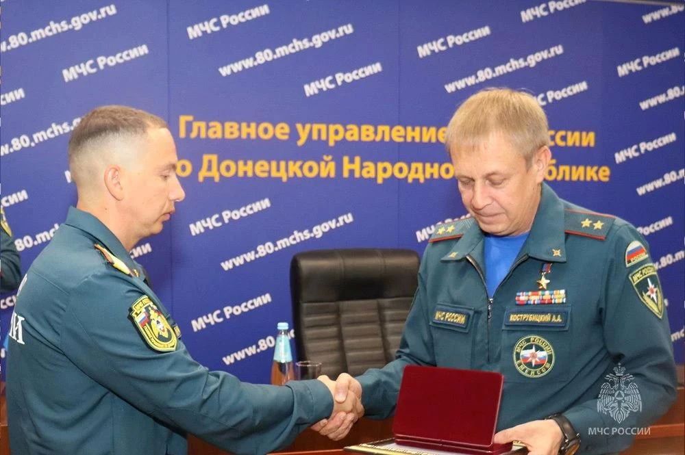 «Гордимся вашей отвагой»: сотрудникам МЧС в ДНР вручили государственные награды «Гордимся вашей отвагой»: сотрудникам МЧС в ДНР вручили государственные награды