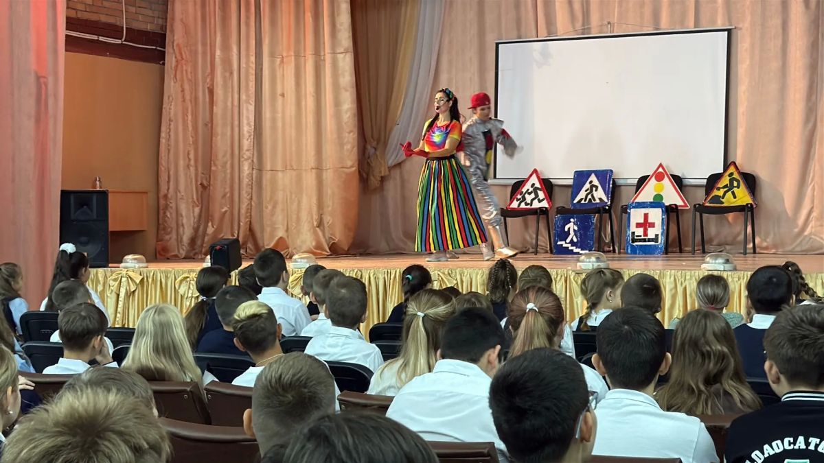 Таисия Чернявская посетила театрализованный урок по ПДД для донецких школьников Таисия Чернявская посетила театрализованный урок по ПДД для донецких школьников