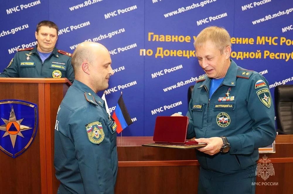 «Гордимся вашей отвагой»: сотрудникам МЧС в ДНР вручили государственные награды «Гордимся вашей отвагой»: сотрудникам МЧС в ДНР вручили государственные награды