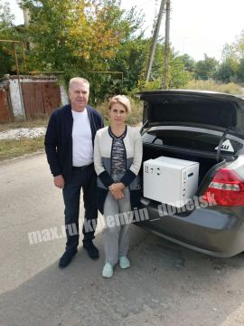 Сегодня сотрудники г.о. Донецк передали малоподвижным жителям села Веслое средства гигиены и продовольственные наборы