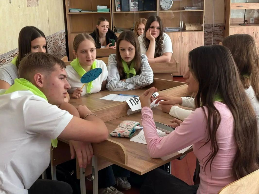 В ГБОУ "Гимназия г.о.Торез " проведено заседание дебатного клуба "Лига ораторов" В ГБОУ "Гимназия г.о.Торез " проведено заседание дебатного клуба "Лига ораторов"