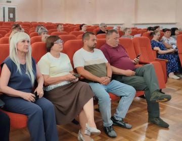 В четверг, 24 сентября, глава Амвросиевского муниципального округа Игорь Лызов провел встречу с профсоюзной организацией администрации Амвросиевского округа