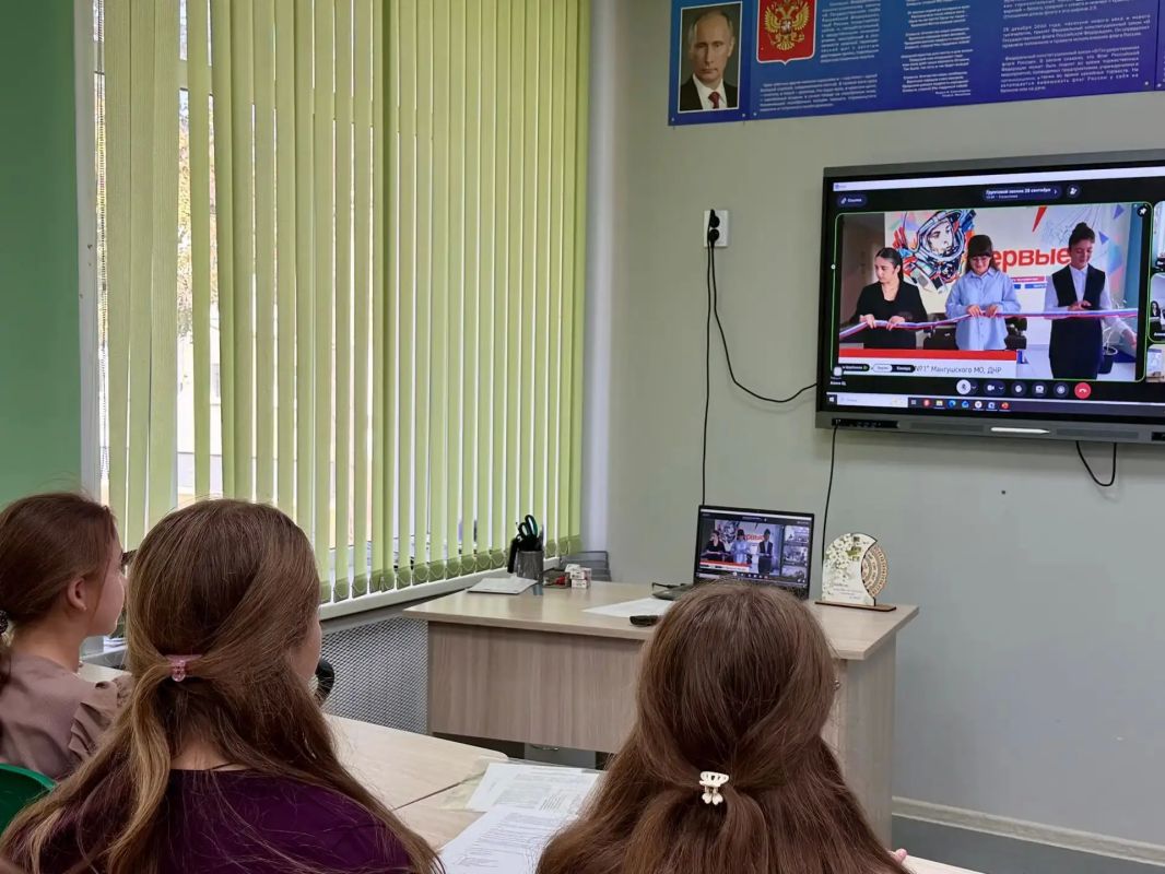 Большая страна начинается со школьного звонка! Большая страна начинается со школьного звонка!