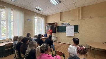 Сегодня, 28 сентября, сотрудники МБУ «Дворец культуры им. К.И. Поченкова» приняли участие в мастер-классе по основам оказания первой медицинской помощи, в ходе которого познакомились с комплексом неотложных действий...
