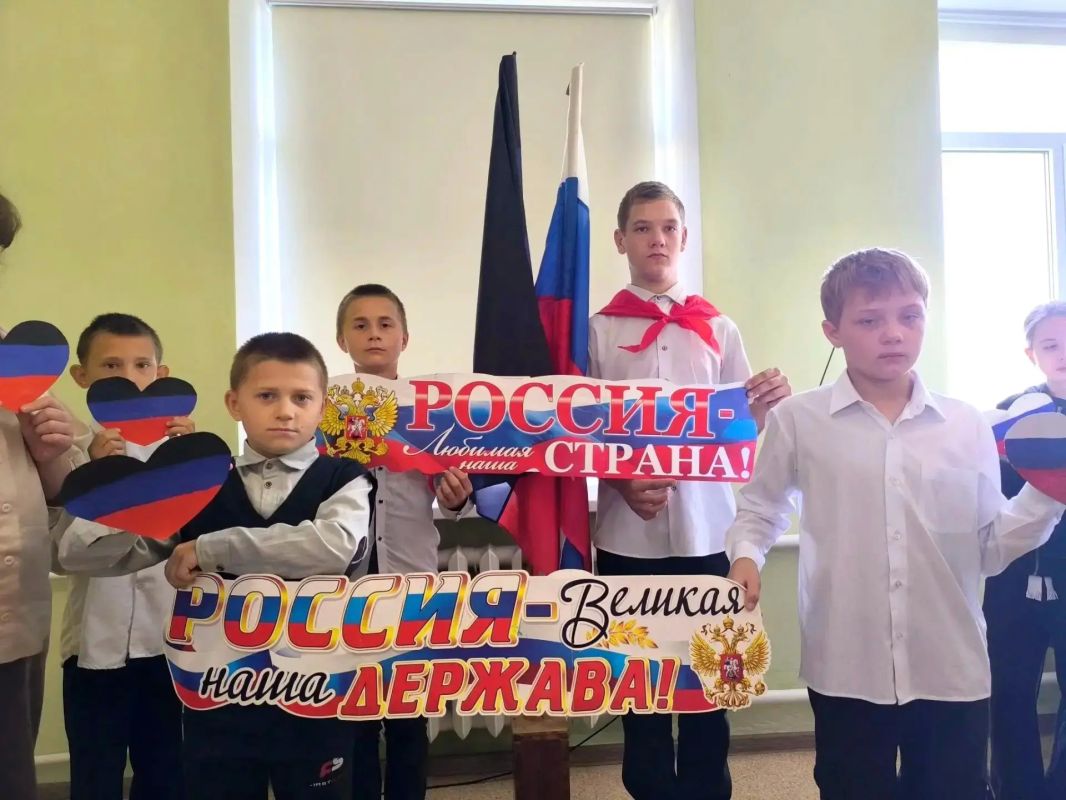 Сегодня в ГКОУ "Торезская СШИ №43" прошла общешкольная торжественная линейка «Точка притяжения — Россия» Сегодня в ГКОУ "Торезская СШИ №43" прошла общешкольная торжественная линейка «Точка притяжения — Россия»