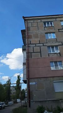 Бригада Самарской области проводит работы в рамках ремонта крыши многоквартирного дома в Снежном