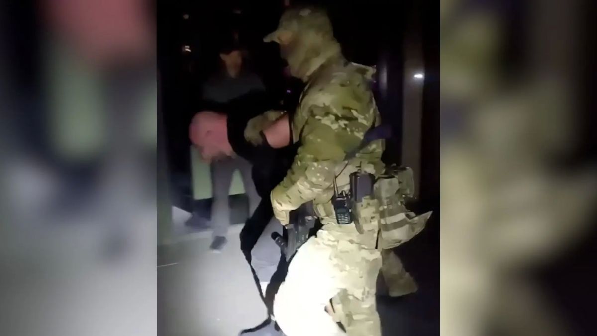 Правоохранители задержали мужчину, который на автомобиле пытался въехать в бизнес-центр в Донецке Правоохранители задержали мужчину, который на автомобиле пытался въехать в бизнес-центр в Донецке