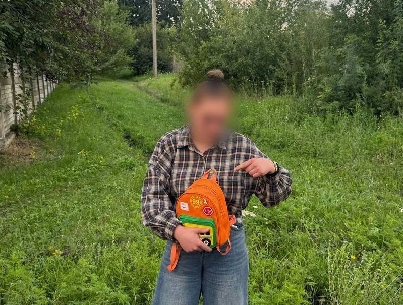В Шахтёрске 23-летняя закладчица замаскировала наркотики под пачку сухариков в своем рюкзаке