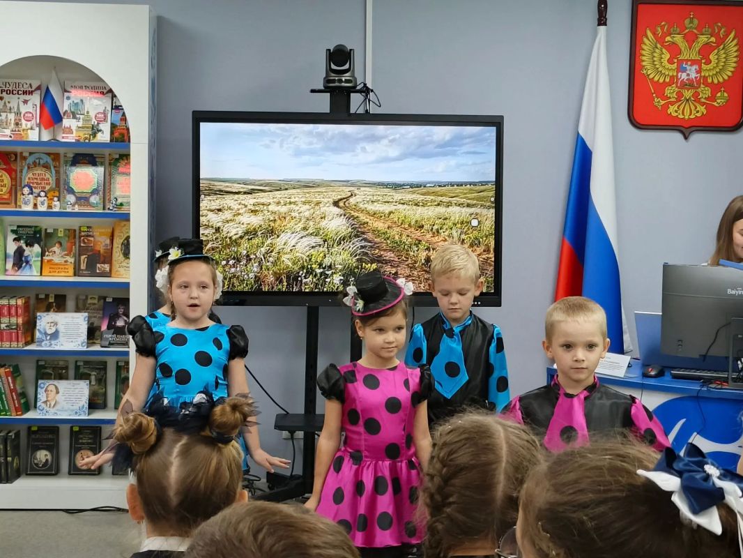 Подарок к годовщине: в Шахтерске открылась модельная библиотека «Сказания о земле Донбасса» Подарок к годовщине: в Шахтерске открылась модельная библиотека «Сказания о земле Донбасса»